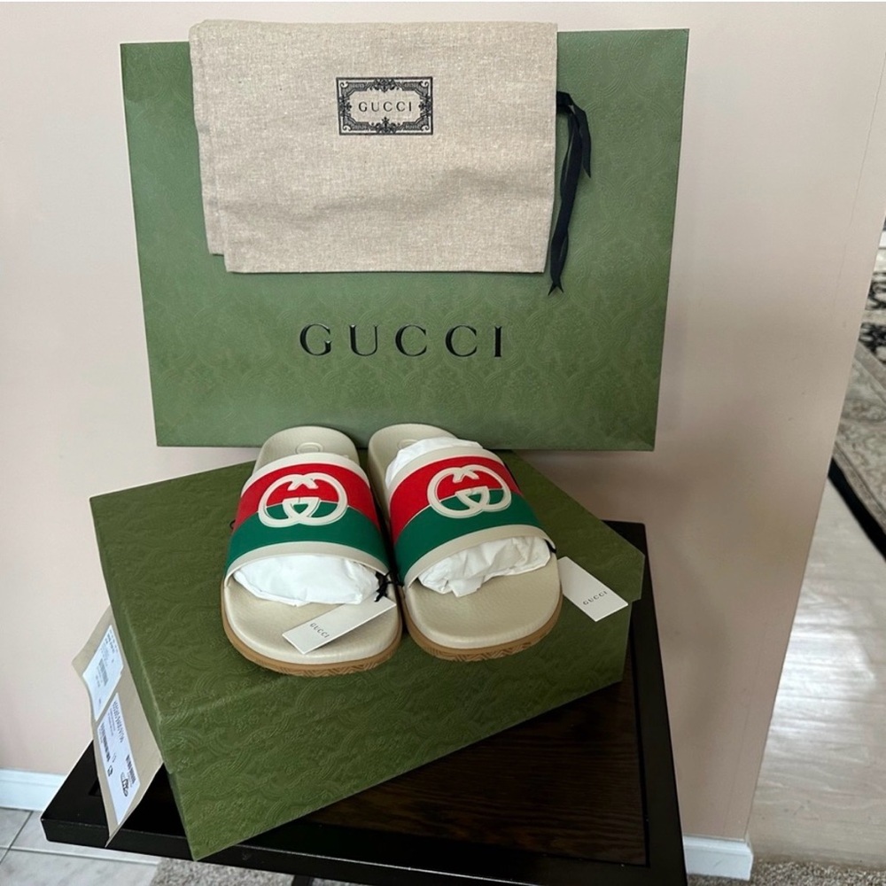 Gucci Beige Shoe Box with Green Lid and White Labels